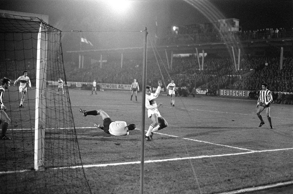 FC Koln-ADO 3-0, om Europacup II spelmomenten (aanval ADO), Bestanddeelnr 921-8933