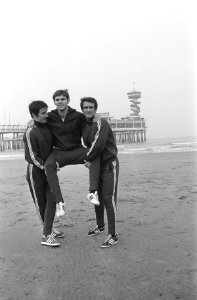 FC Koln traint op strand te Scheveningen, op achtergrond Pier v.l.n.r. Lohr, Web, Bestanddeelnr 921-8461