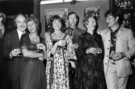 Familie Hammond (uit TV-serie) presenteert kerst-LP in Amsterdam, met Willem Duy, Bestanddeelnr 928-9236