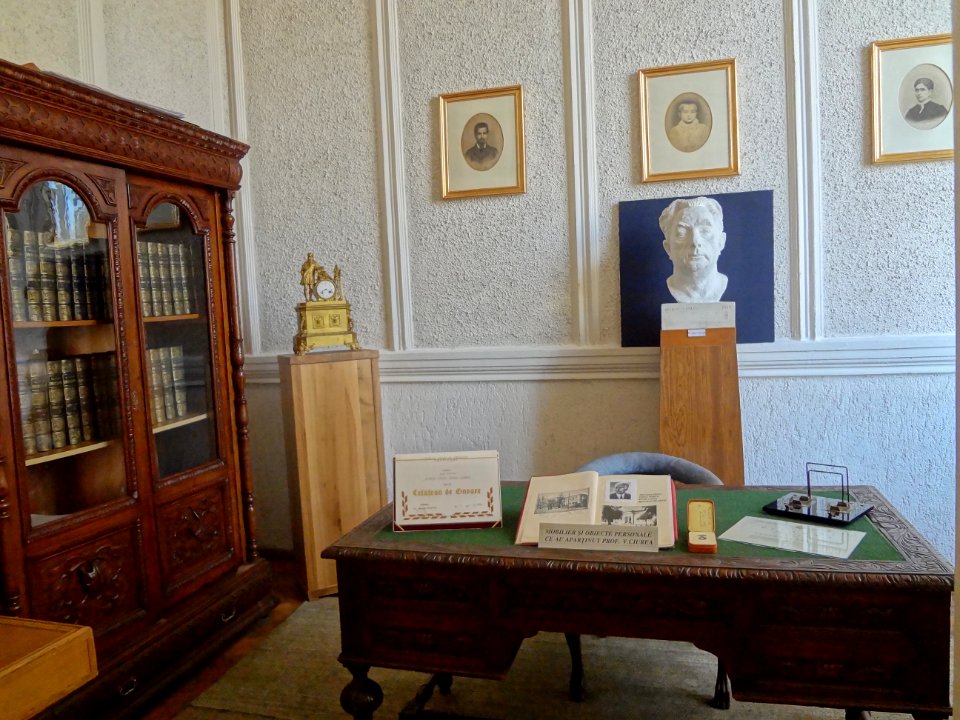 Falticeni musee bacescu bureau de vasile ciurea