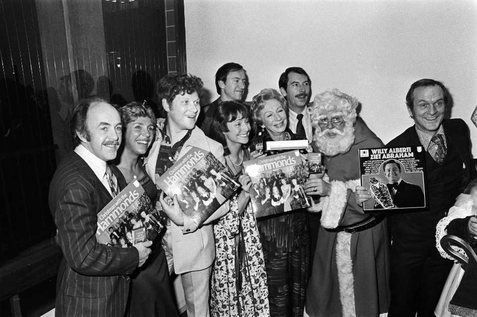 Familie Hammond (uit TV-serie) presenteert kerst-LP in Amsterdam, met Willem Duys, Bestanddeelnr 928-9235