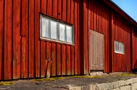 Falu-red barn on Röe Gård