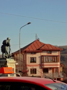 Falticeni statue du soldat douanier, maison de ville, voiture auto ecole