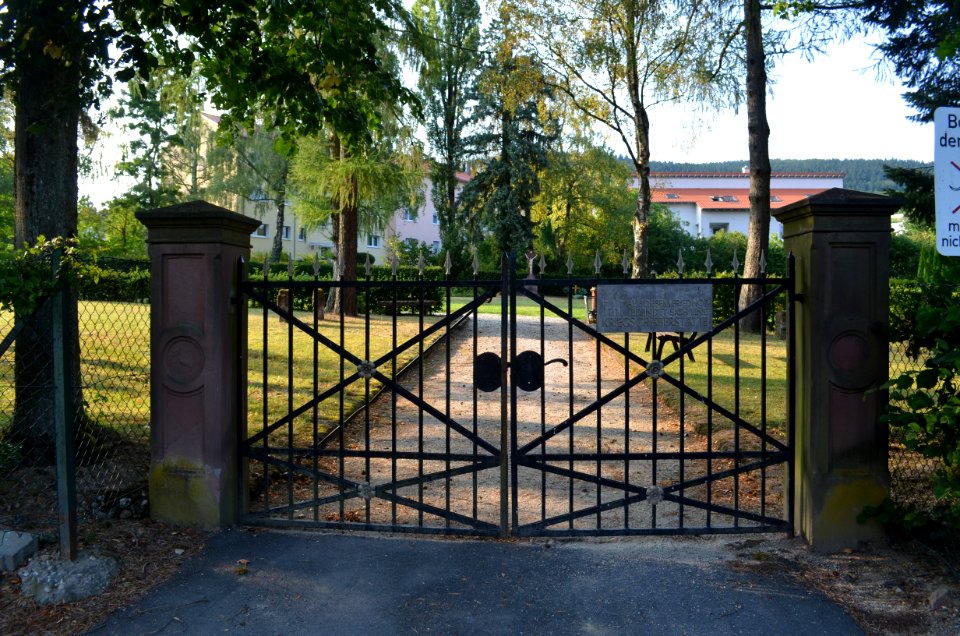 Falkenstein, Kriegsgräberstätte, Tor