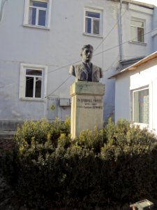 Falticeni statue medecin gabriel tatos, devant hopital municipal