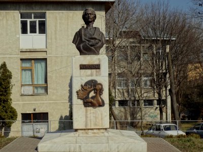 Falticeni statue de mihai eminescu devant le musee d art