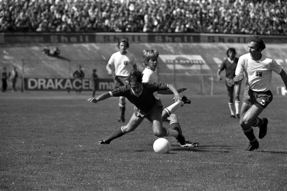 FC Amsterdam tegen Ajax 1-2, Johan Cruijff ten val gebracht, Bestanddeelnr 925-8209