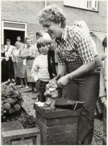 Fam. Goebert met tuinkabouter Dr. W. Nijestraat 1. NL-HlmNHA 54015819