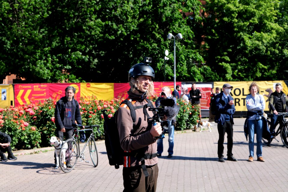 Far right media provoking antifascist RCC bicycle demonstration Berlin 2020-05-30 08