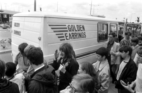 Fans bij de bus van de Golden Earrings, Bestanddeelnr 922-5727