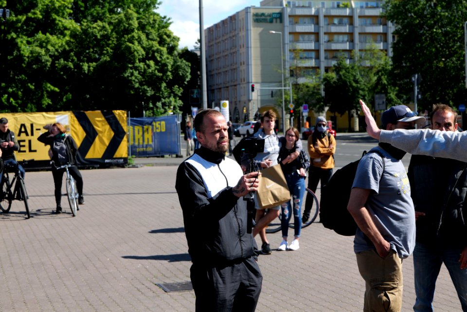 Far right media provoking antifascist RCC bicycle demonstration Berlin 2020-05-30 01