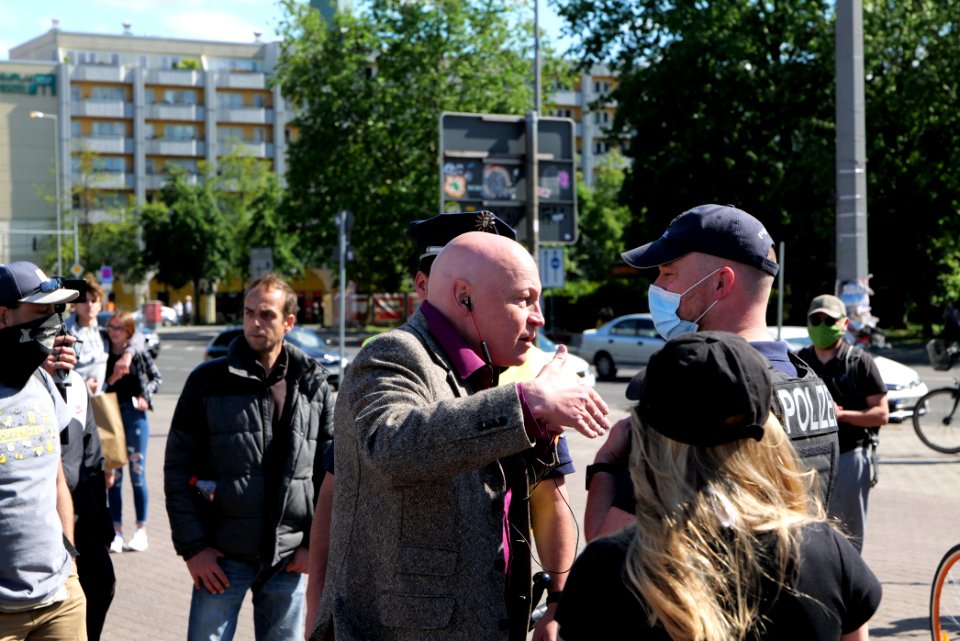 Far right media provoking antifascist RCC bicycle demonstration Berlin 2020-05-30 06