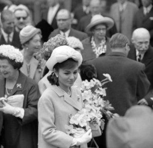 Farah Diba met bloemen op de Keukenhof, Bestanddeelnr 913-8570