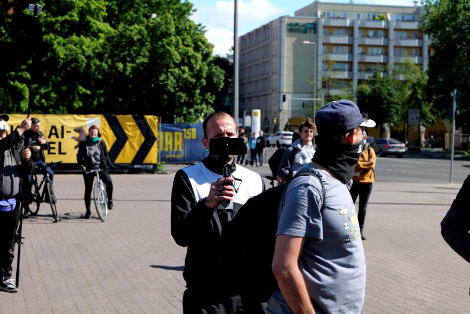 Far right media provoking antifascist RCC bicycle demonstration Berlin 2020-05-30 02