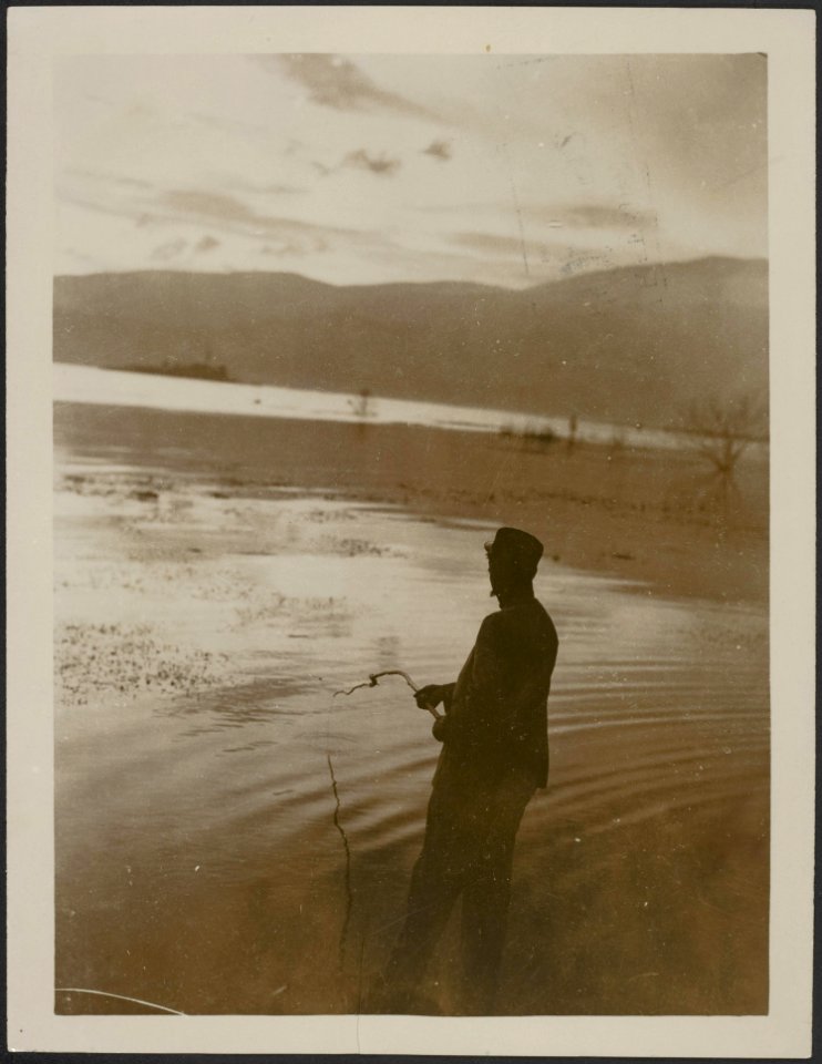 Far from the rivers and canals of France. A Frenchman fishing at sunset on Lake , Bestanddeelnr 158-2471