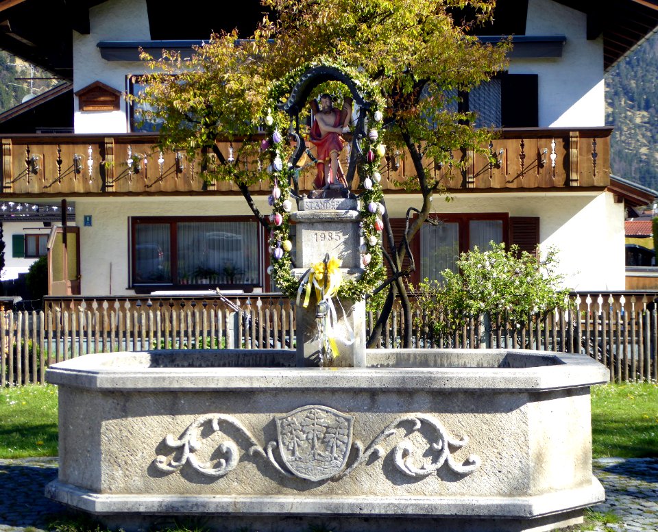 Farchant, Andreasbrunnen mit Osterschmuck, 1
