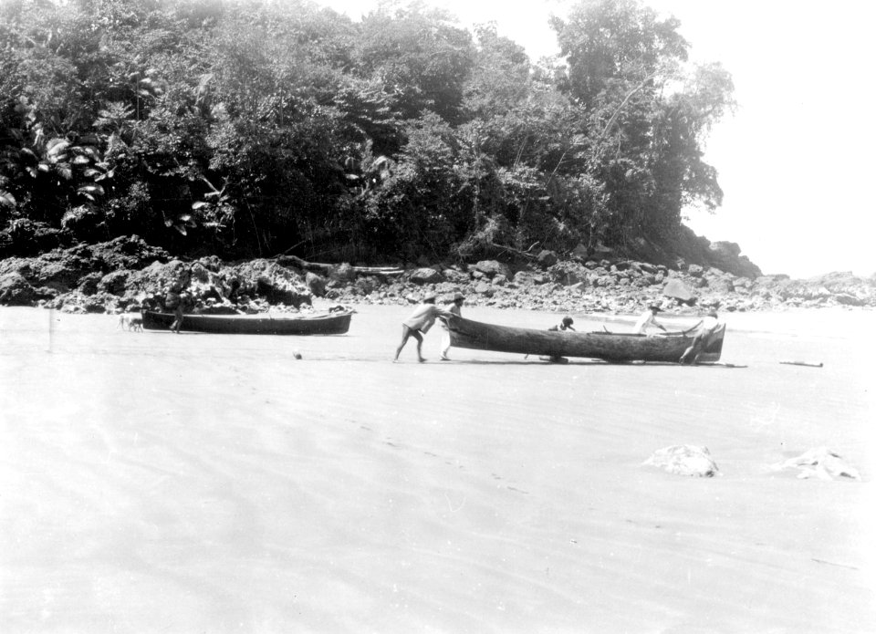 Farkoster på stranden, gränsen till Colombia. Cocalito. Panama - SMVK - 004086