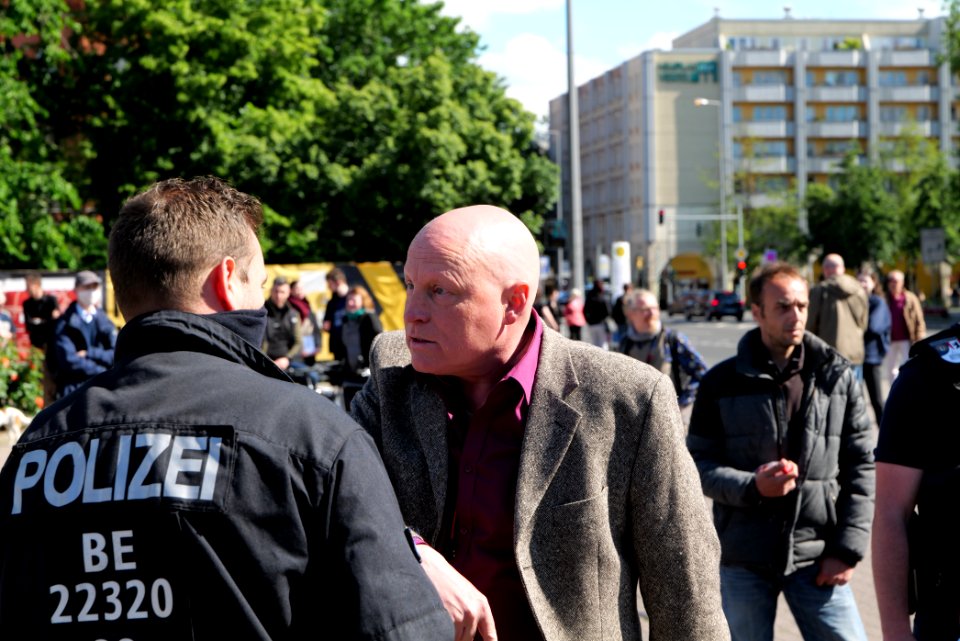 Far right media provoking antifascist RCC bicycle demonstration Berlin 2020-05-30 09