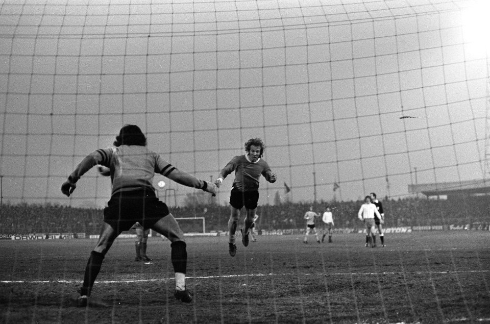 FC Twente tegen OFV Belgrado 2-0, Jan Jeuring kopt 1-0, keeper Borota mist, Bestanddeelnr 926-2938