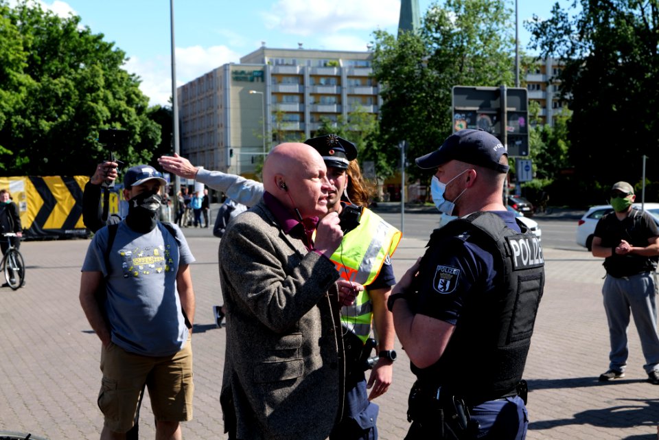 Far right media provoking antifascist RCC bicycle demonstration Berlin 2020-05-30 05