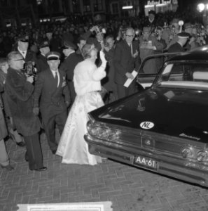 Farah Diba en echtgenote in de boot, Bestanddeelnr 913-8473