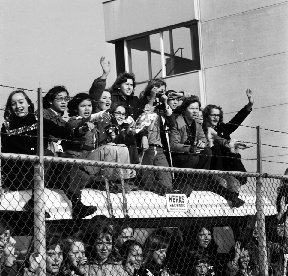 Fans begroeten de groep, Bestanddeelnr 926-7993