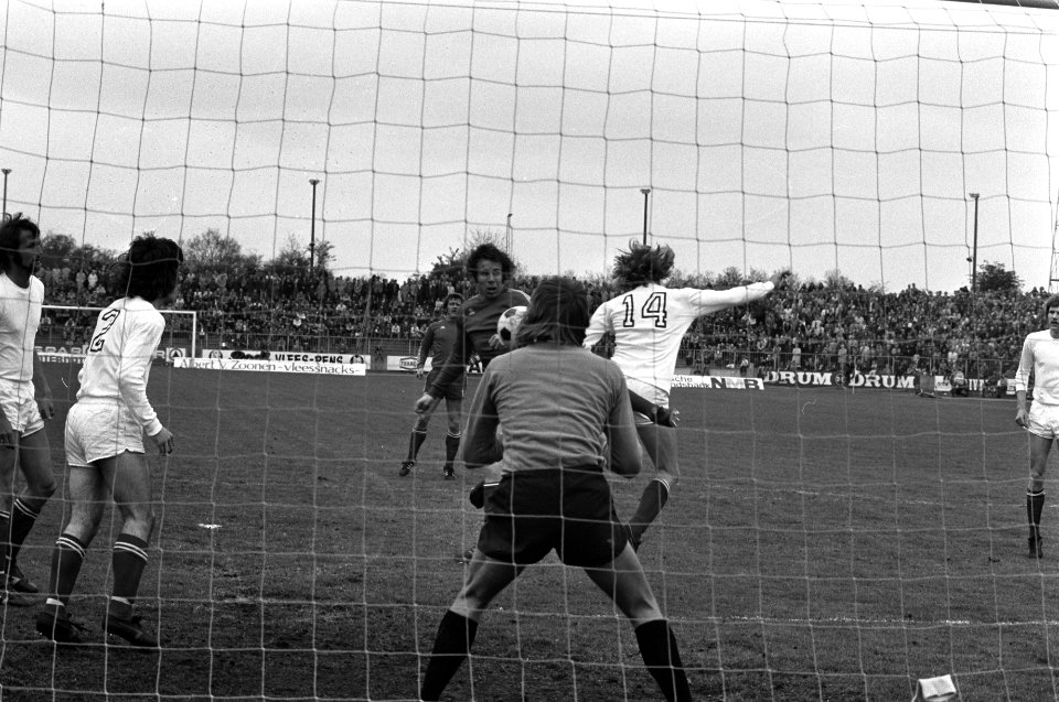 FC Twente tegen Go Ahead Eagles 2-1, Pahlplatz (midden) scoort, Bestanddeelnr 927-1390