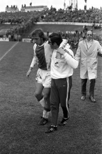 FC Utrecht tegen Ajax 2-3, Neeskens gewond, Bestanddeelnr 925-1381