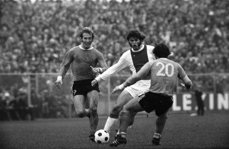 FC Twente tegen Ajax 1-0 v.l.n.r. Jeuring, Hulshof, (Drost) in aktie, Bestanddeelnr 923-9548