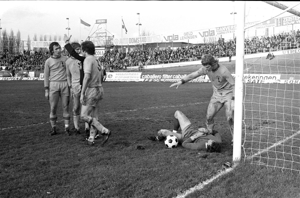 FC Utrecht tegen FC Amsterdam 2-2, Jongbloed ligt geblesseerd op de grond, Bestanddeelnr 927-7013