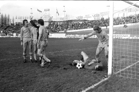 FC Utrecht tegen FC Amsterdam 2-2, Jongbloed ligt geblesseerd op de grond, Bestanddeelnr 927-7013