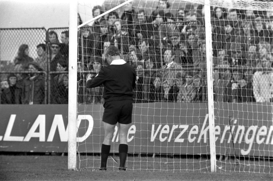 FC Utrecht tegen Ajax 1-1, scheidsrechter controleert netten van doel, Bestanddeelnr 927-5733