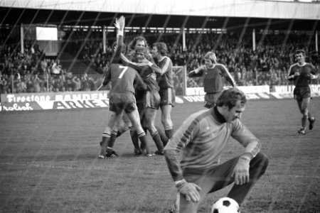 FC Twente tegen PSV 1-1, Ab Gritter (l) scoort 1-1, PSV-verdediger Ernie Brandts, Bestanddeelnr 929-4353