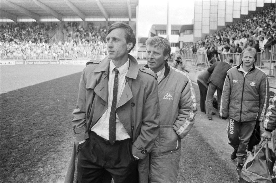 FC Utrecht tegen Ajax 2-1 Johan Cruijff verlaat na afloop het veld, Bestanddeelnr 933-9751