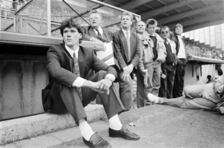 FC Utrecht tegen Ajax 2-1 Marco van Basten kijkt in kostuum in dug-out toe, Bestanddeelnr 933-9749