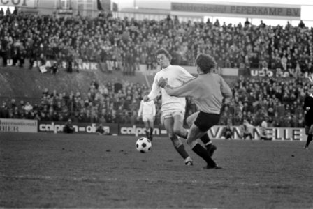 FC Utrecht tegen Ajax 1-1, Rep scoort langs keeper Hendriksen (r), Bestanddeelnr 927-5731