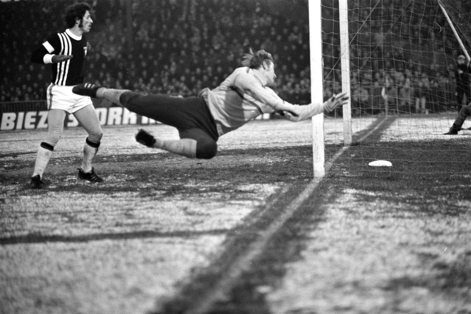 FC Twente tegen Feyenoord 1-1. Ove Kindvall scoorde 1-0, half achter keeper Schr, Bestanddeelnr 923-0569