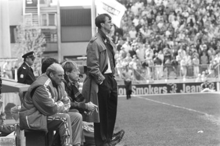 FC Utrecht tegen Ajax 2-1 Johan Cruijff schreeuwt vanaf de zijlijn spelers toe, Bestanddeelnr 933-9750