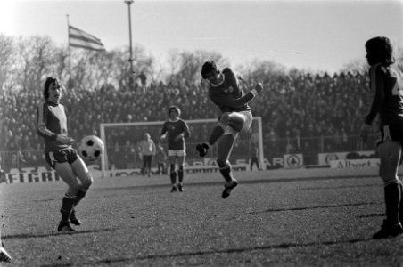 FC Twente tegen Ajax 1-3, vlnr Arnold Mühren , Dusbaba en aan de bal Rep, Bestanddeelnr 927-7603