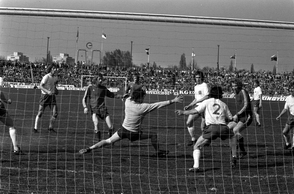 FC Twente tegen FC Amsterdam 2-0, chaos voor Amsterdam doel Jongbloed (l), Flink, Bestanddeelnr 927-1139