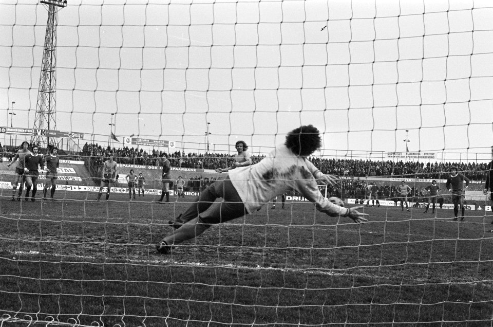 FC Utrecht tegen FC Twente 0-1 Hendriksen stopt penalty van Van der Vall, Bestanddeelnr 928-4161