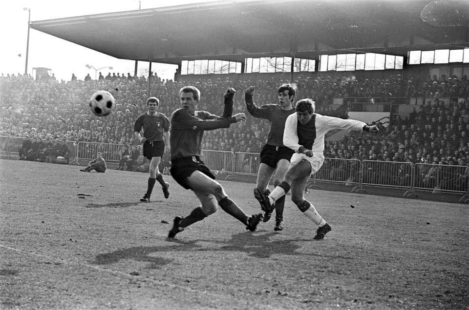 FC Twente tegen Ajax 1-1. Van Duivenbode lost schot naar gereedstaan Cruijff (ni, Bestanddeelnr 921-1323