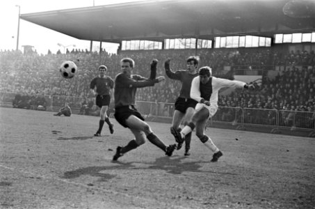 FC Twente tegen Ajax 1-1. Van Duivenbode lost schot naar gereedstaan Cruijff (ni, Bestanddeelnr 921-1323