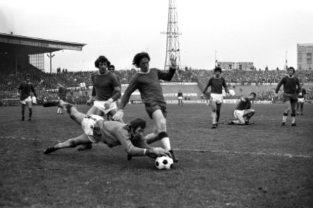 FC Utrecht tegen FC Den Haag 1-1, Karel Bonsink (r) in duel met keeper Thie, (l), Bestanddeelnr 925-1873