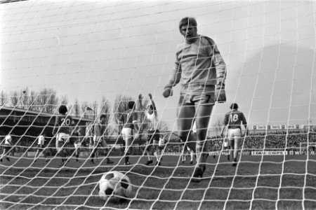 FC Twente-keeper Piet Schrijvers haalt de bal uit het net na het Sparta- doelpun, Bestanddeelnr 924-3548