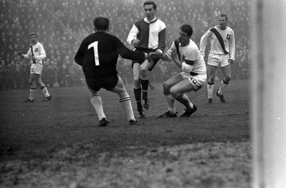 FC Twente tegen Feyenoord 1-2. Kindvall scoort links keeper Warringa rechts de V, Bestanddeelnr 920-8840