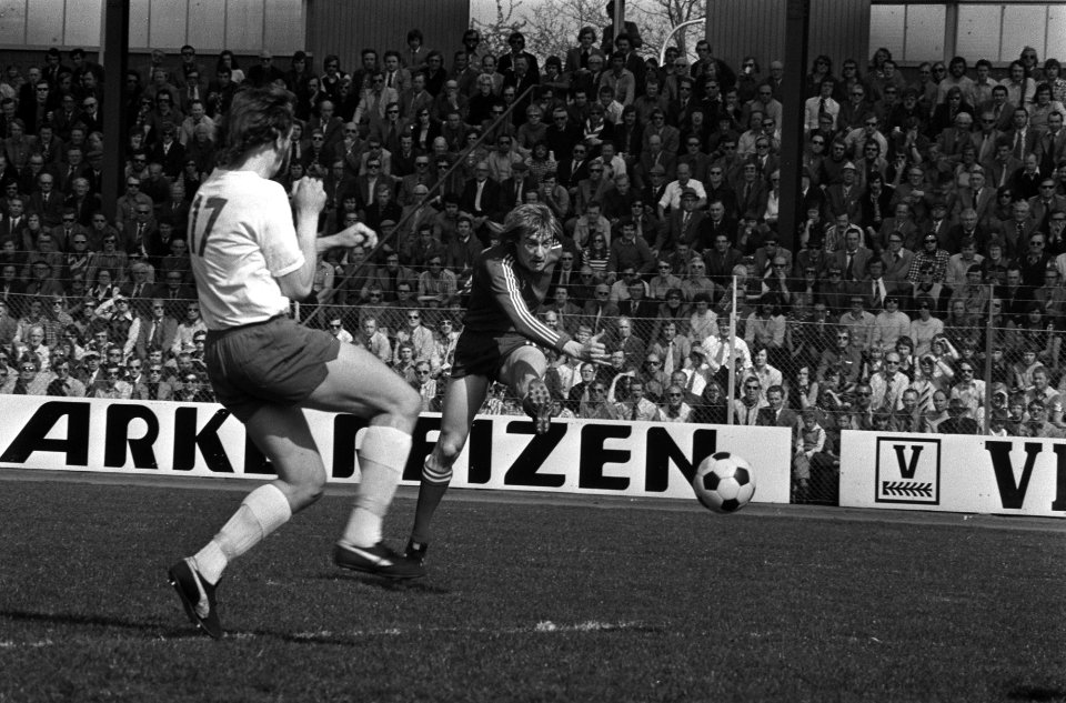 FC Twente tegen FC Amsterdam 2-0, Johan Zuidema scoort, links Visser, Bestanddeelnr 927-1140