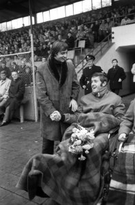 FC Twente tegen Ajax 1-0 Cruijff met Achterberg met been in het gips, Bestanddeelnr 923-9549