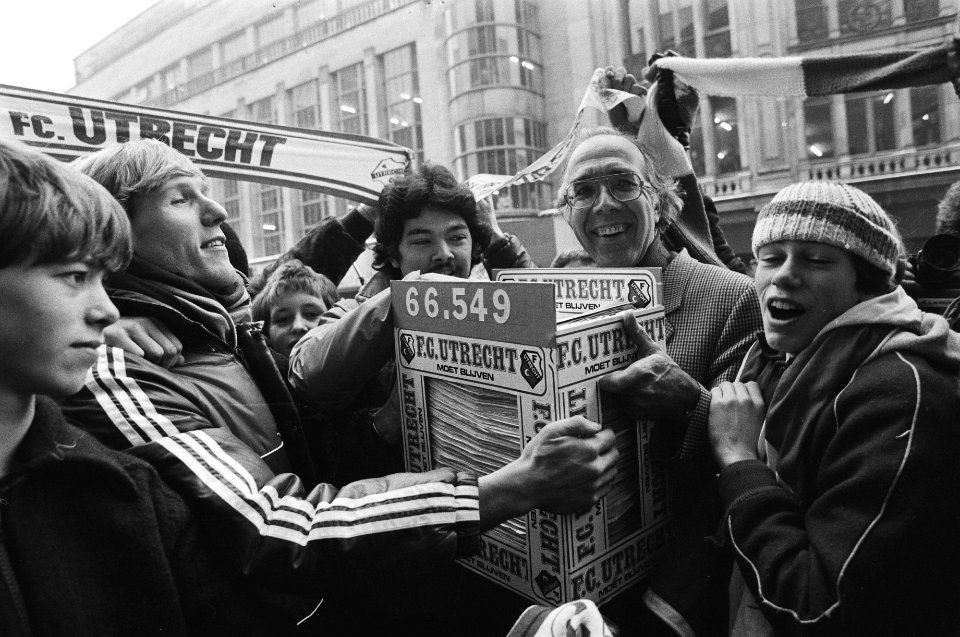 FC Utrecht supporters demonstreren voor behoud van club. Doelman Hans van Breuke, Bestanddeelnr 931-8797