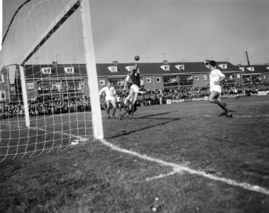 FC Zaanstreek tegen Feyenoord 1-2, bekervoetbal, spelmoment voor het doel van FC, Bestanddeelnr 916-9658